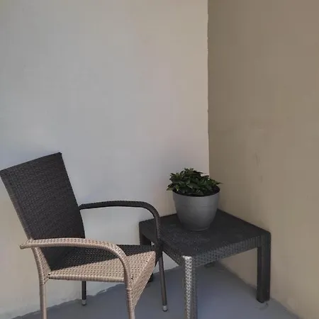 Three Lions Apartment *